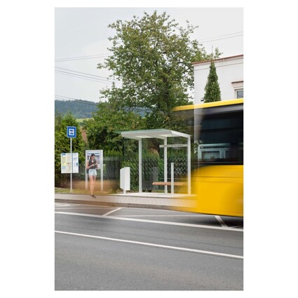 Koš umístěný na boční výplni, lavice zavěšená na nosné sloupy. …