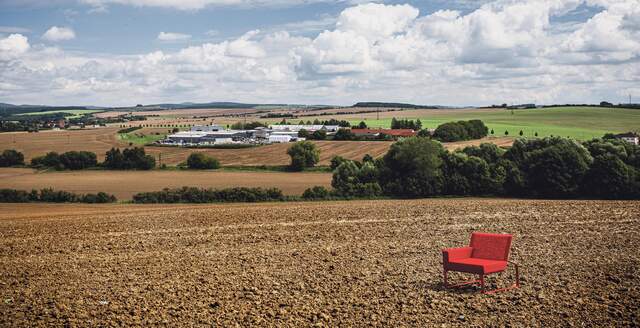 Pole, kde jsou jasně vidět meze. Stavte se