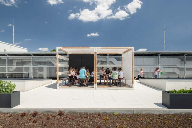 Kuben aus Bílovice rollen in die Schulen